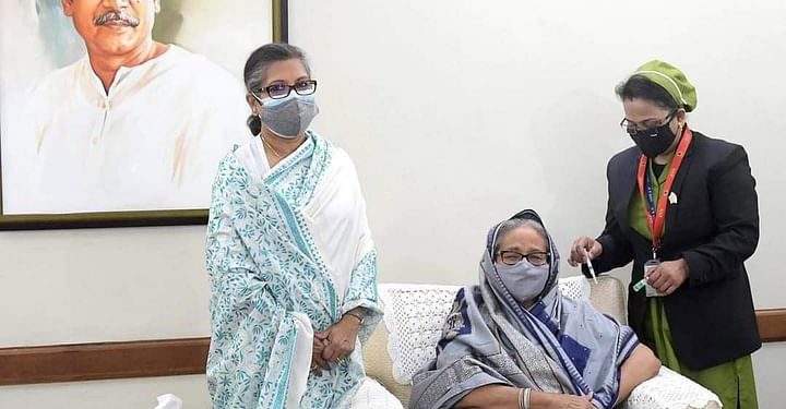করোনার টিকা নিচ্ছেন প্রধানমন্ত্রী শেখ হাসিনা ছবি: বাসস